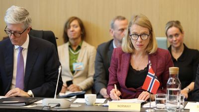 EU-ambassadør Rolf Einar Fife og utenriksminister Anniken Huitfeldt på EØS-møte i Brussel i 2022. 