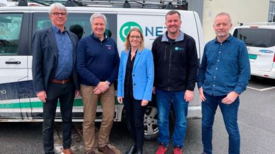 Fra venstre: Øystein Falch (administrerende direktør i GP-Gruppen), Morten Nygård (direktør for salg og kundeutvikling i Viken Fiber), Anne Berit Rørlien (administrerende direktør i Viken Fiber), Atle Rustad (daglig leder i GP Nett) og Erik Omdal (plansjef i Viken Fiber).