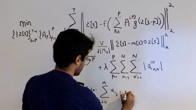 Forskeren Kevin Roy ved Universitetet i Agder skriver ligninger på en tavle.