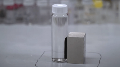 En vannflaske og en magnet som står inntil.