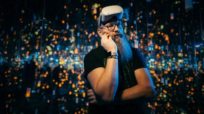 Tankefull: Yngvar Ugland, forbrukerteknolog i DNB og divisjonsdirektør i New Tech Lab, med VR-briller på hodet.
