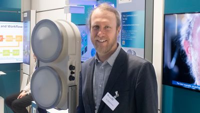 Dr. ing. Robert Elschner ved Fraunhofer Heinrich Hertz Institute (HHI), her fotografert på deres stand under Mobile World Congress i Barcelona 2023.