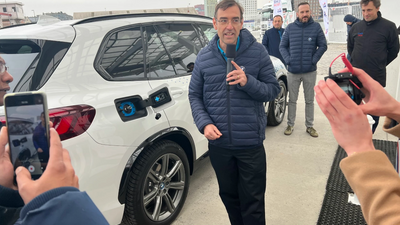 BMWs hydrogensjef Jürgen Güldner med en av selskapets testbiler, en IX5 Hydrogen.