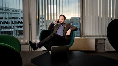 Brynjar Andersen, leder for privatmarkedet i Global Connect, sittende i en stol, snakkende i mobiltelefonen.