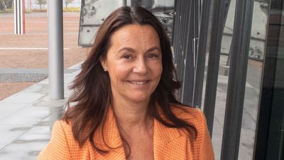 Birgitte Engebretsen utenfor Telenor-bygget på Fornebu.