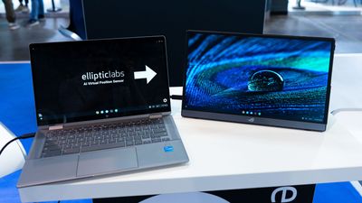 En laptop ved siden av en monitor, på laptopen peker en pil mot skjermem