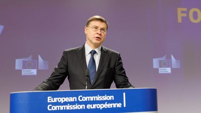 De to EU-kommissærene Valdis Dombrovskis og Paolo Gentiloni presenterer Kommisjonens guidelines for budsjettåret 2024.