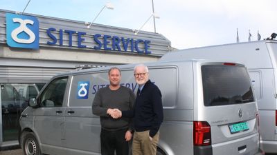 Daglig leder Per Karlsson i Megadron til venstre og daglig leder Terje Hoemsnes i Site Service til høyre. Megadron drives videre med Karlsson i samme rolle. 