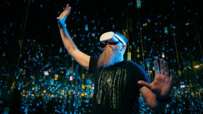 Yngvar Ugland, forbrukerteknolog i DNB og divisjonsdirektør i New Tech Lab, med VR-briller foran ansiktet.
