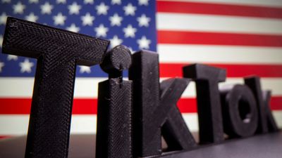 3D-printet Tiktok-logo foran det amerikanske flagget.