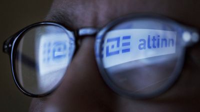 Logoen til Altinn gjenspeiles i brillene til en mann.