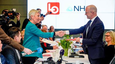 LO-leder Peggy Hessen Følsvik og NHO-sjef Ole Erik Almlid og  under overrekkelsen av krav mellom NHO og LO i lønnsoppgjøret 2023.