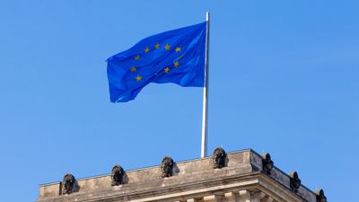 Et EU-flagg mot blå himmel.