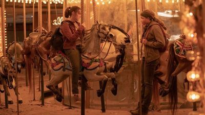 Scene fra første sesong av TV-serien «The Last of Us», med skuespillerne Bella Ramsey og Storm Reid på en karusell.