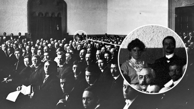 Det er 1910 og NTH åpner. Salen er full av menn, bortsett fra kvinnen bakerst ved veggen, Aslaug Urbye. 