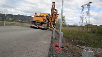 Montering av rekkverk, fylkesvei, mai 2022