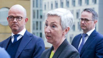 NHOs administrerende direktør Ole Erik Almlid og LO-leder Peggy Hessen Følsvik møter pressen i forbindelse med meklingsstart 14. april 2023. Riksmekler Mats Ruland til høyre.