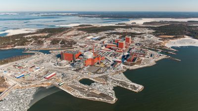 Halvøya Olkiluoto i Bottenviken, sørvest i Finland har tre kjernekraftreaktorer. Etter flere utsettelser ble den tredje ble satt i vanlig drift søndag.