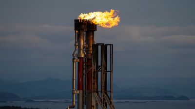 Gassflamme ved Kårstø prosessanlegg i Nord-Rogaland.