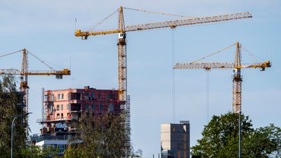 Heisekraner og bygningsarbeid i Lillestrøm i Viken fylke.