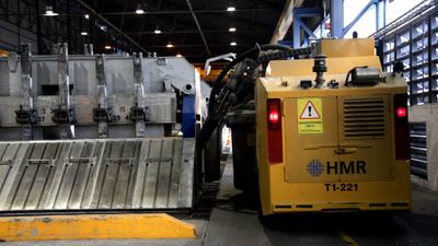 Ferdig produsert aluminium tappes fra en elektrolysecelle hos Hydro Årdal.