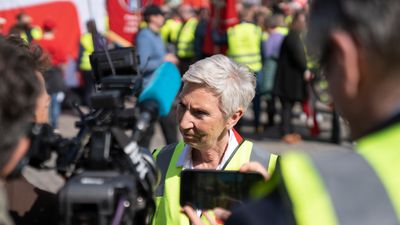 LO-leder Peggy Hessen Følsvik intervjues av media under LO sin streikemarkering på Youngstorget 18. april.