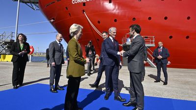 Statsminister Jonas Gahr Støre hilser på den franske presidenten Emmanuel Macron ved åpningen av toppmøte om havvind. I forgrunnen EU-kommisjonens president Ursula von der Leyen som tidligere på dagen signerte en grønn allianse med Norge. 