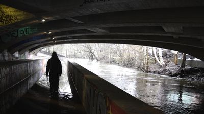 Flere underganger langs Akerselva er fylt med vann på grunn av den høye vannføringen i elva.