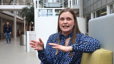 – Mange jenter er så ufattelig flinke til å stå opp for andre og ta vare på alt rundt seg. Og så er de strengest med seg selv, sier Maria Myrvoll Knudsen, analytiker ved Cicero Shades of Green. Hun tror det kan føre til at de i mindre grad forhandler om høyere lønn.
