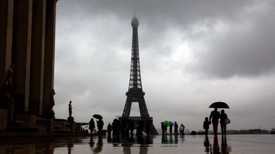 Eiffeltårnet på en regnfull dag.