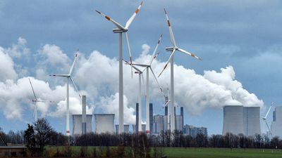 Bilde av vindturbiner foran kullkraftverk i Tyskland 