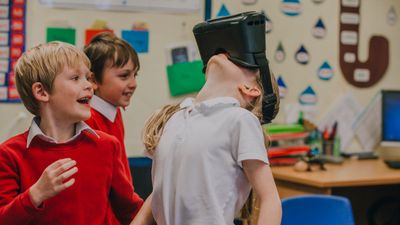 Skoleelever prøver VR-briller.
