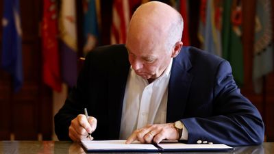 Montanas guvernør Greg Gianforte signerte onsdag loven som forbyr Tiktok i delstaten fra 1. januar 2024.