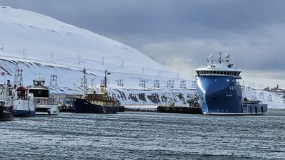 MS Polarsyssel til kai i Longyearbyen. Skipet er bygget i 2014. Sysselmesteren skal inngå ny kontrakt for tjenestefartøy. Rederiet vil tilby oppgradering og ombygging av Polarsyssel.fra 2025