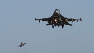 Amerikansk F-16-fly i lufta.