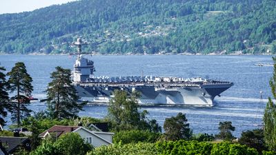 Det amerikanske hangarskipet USS Gerald R. Ford på vei inn Oslofjorden, her ved Drøbak. Skipet er verdens største krigsskip og skal ligge i havn i Oslo i fire dager.