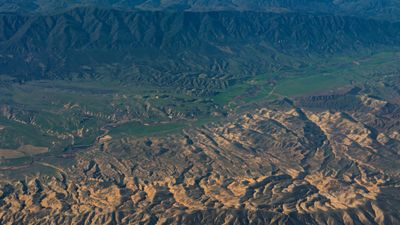Forskerne bruker observasjoner fra felt til å gjennomføre tester på lab'en. Her fra San Andreas i California.
