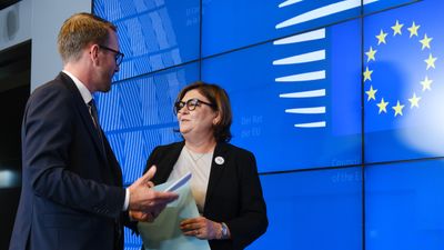Den svenske minister for infrastruktur og bolig, Andreas Carlson, ledet ministerrådsmøte. Her på pressekonferanse med transportkommissær Adina Valean.