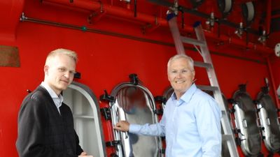 Rasmus Holm Bidstrup (t.v) og Nils Søholt ved en demo-motor på MAN Academy. Bidstrup sier at de vi vil sette ammoniakkmotorer inn i motorprogrammet i slutten  av 2025 eller begynnelsen av 2026. 
