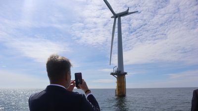 Olje- og energiminster Terje Aasland foreviger en flytende vindturbin utenfor Karmøy i mai, under et besøk på Marine Energy Test Centre, et testsenter for havvind. 