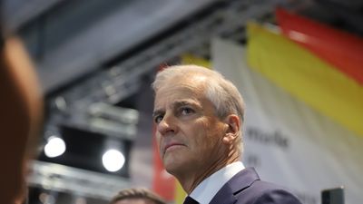 Statsminister Jonas Gahr Støre deltok i en rundebordssamtae med forskjellige shippingtopper på Nor-Shipping onsdag. Han vil samarbeide med EU for å kutte  utslipp i kvotepliktig sektor.