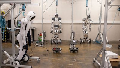 Under produksjon: Den humanoider roboten EVE 2 har hatt stor kommersiell suksess det siste året. Nå har 1X som er selskapet bak startet et samarbeid med IT giganten Open AI.