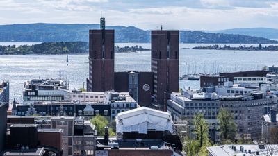Oslo Rådhus og Oslo sentrum en lys vårdag i mai.