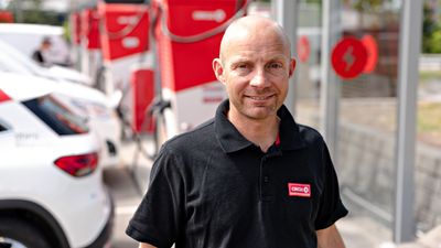 – Noen steder er det rett og slett ikke strøm, sier Anders Kleve Svela, leder for elbillading i Circle K Norge. Selskapet har ventet i halvannet år på strøm til ladeplasser for el-lastebiler.