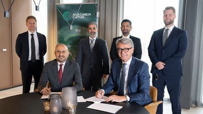 Ahmad Al-Sa’adi, konserndirektør for tekniske tjenester i Aramco og Egil Fagerland, administrerende direktør i Aker Carbon Capture signerer intensjonsavtalen mellom selskapene deres. 