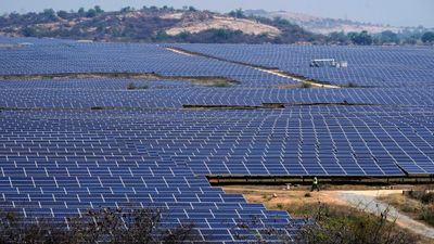 Bilde av solcellepanel ved solkraftverk i India