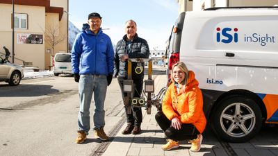 Teknisk leder Nils Hjelme (t.v.), daglig leder Fred Husøy og salgs- og markedsansvarlig Ida Kjørholt med riggen selskapet Isi har utviklet for å avdekke feil på autovern. Bildet er tatt i Åndalsnes sentrum utenfor Rauma Næringshage, der selskapet har base.