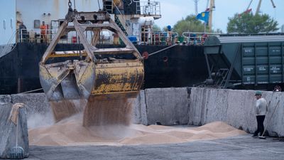 Arbeidere ved havnen i den ukrainske byen Izmajil er i ferd med å laste et skip med korn. 
