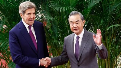 USAs spesialutsending for klima John Kerry og den kinesiske toppdiplomaten Wang Yi håndhilser før  møtet i Beijing tirsdag.