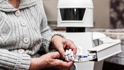 Robot gir eldre kvinne insulinsprøyte.